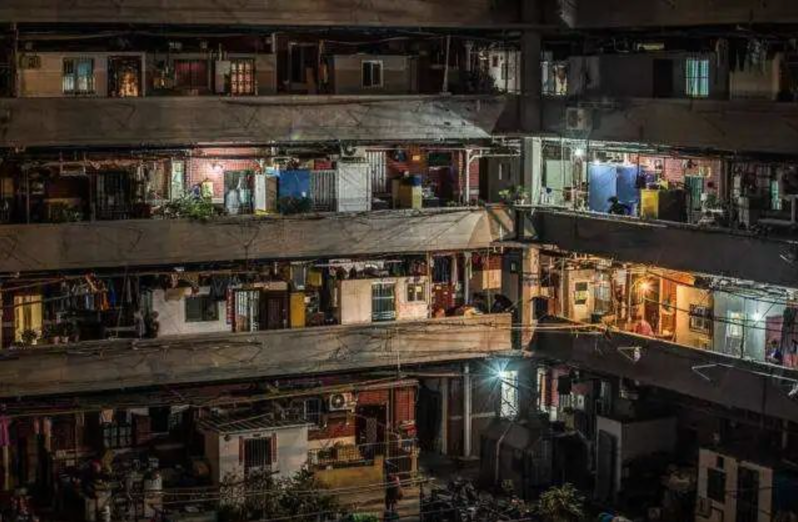 租户密集的许浦村隔断房，何以“隔离”?｜上海“城边村”疫情记录