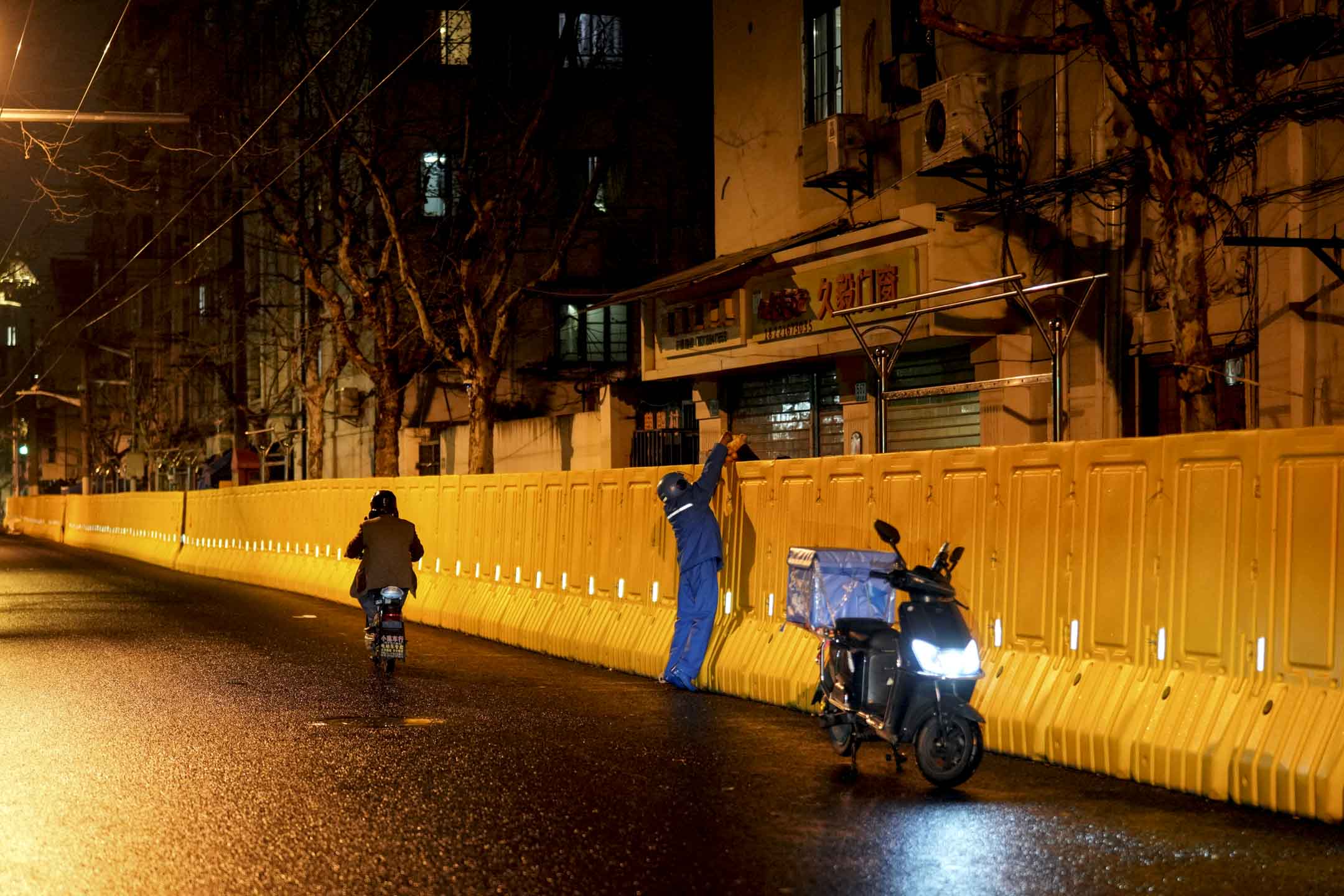 行业剪报(2022.3-4)｜疫情肆虐，基层劳动者承担着怎样的代价？