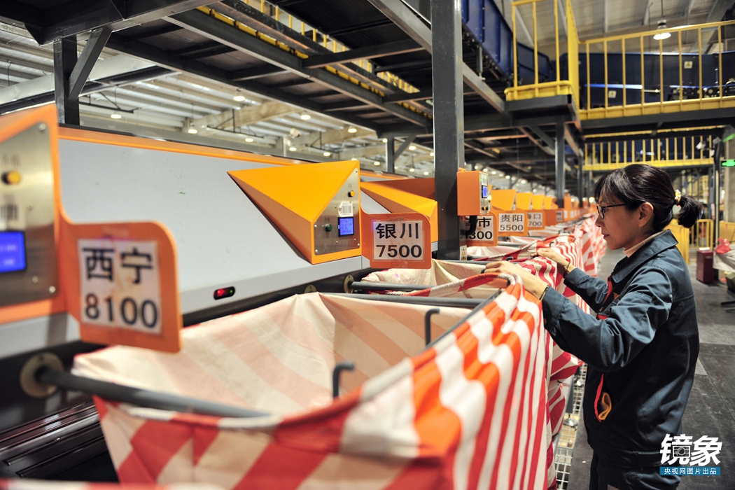 “幕后”的女快递员，性别偏见几时休？