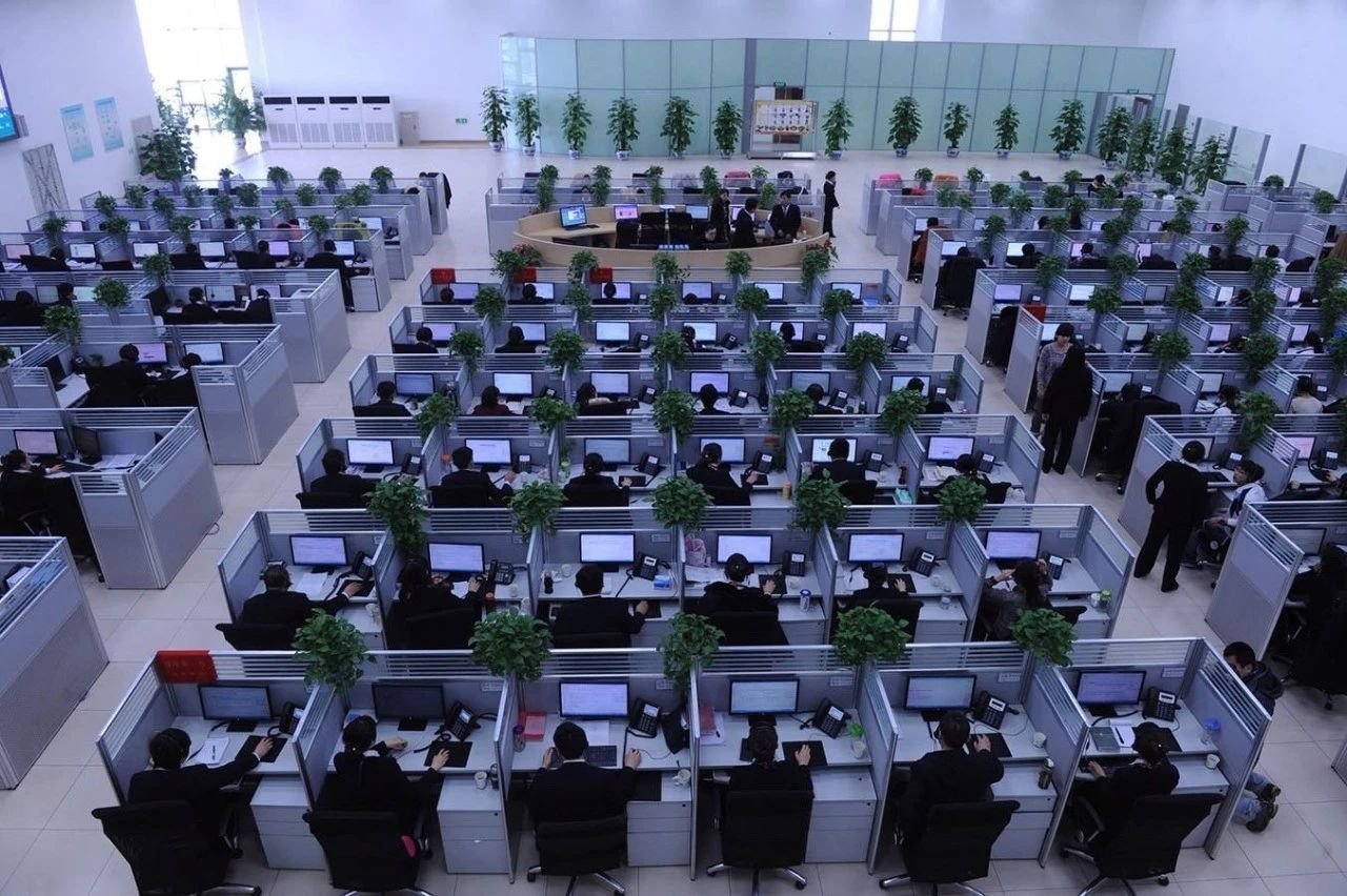 客服人的背后（上） ｜ 客服“大工厂”：集约化控制体系下的低薪与压抑