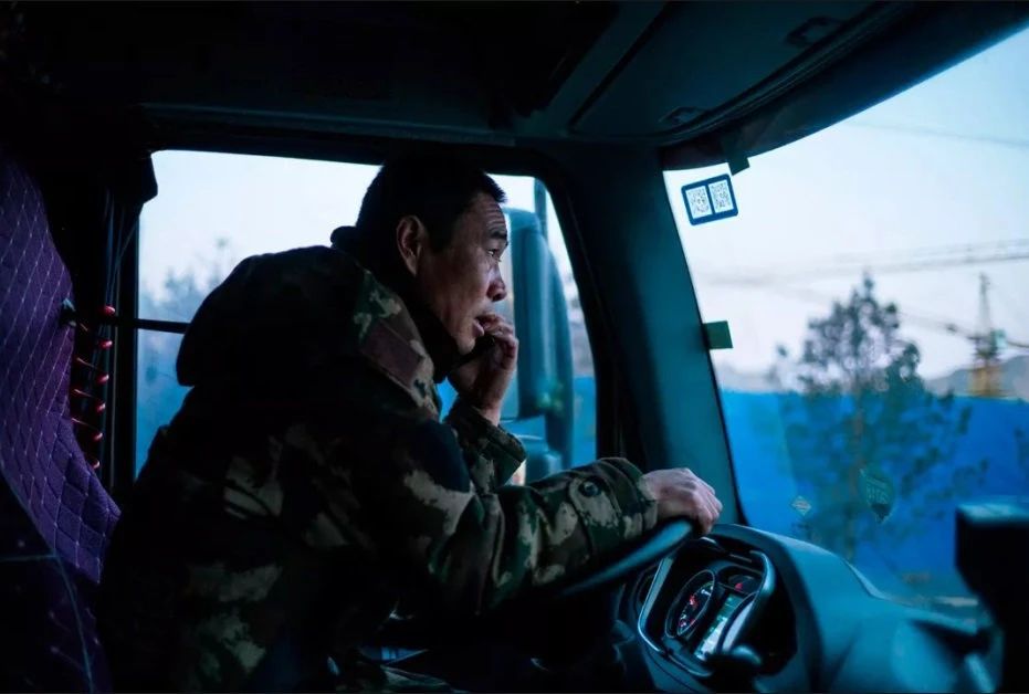 行业剪报(2021.4)｜卡车司机服药自杀、新政关注平台劳动者保障、2020年农民工总数首现下降